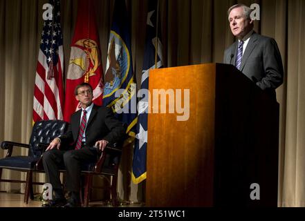 1006145549O-024 WASHINGTON (14 giugno 2010) Segretario della Marina (SECNAV) l'onorevole Ray Mabus consegna il discorso chiave durante la cerimonia degli Acquistion Excellence Awards 2009 al Pentagono. Anche l'assistente segretario della Marina per la ricerca, lo sviluppo e l'acquisizione, l'onorevole Sean J. Stackley, a sinistra, ha rilasciato osservazioni. Marina Foto Stock