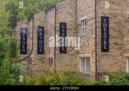 Le quattro indicazioni per Hebden Bridge Little Theatre, Yorkshire. Foto Stock