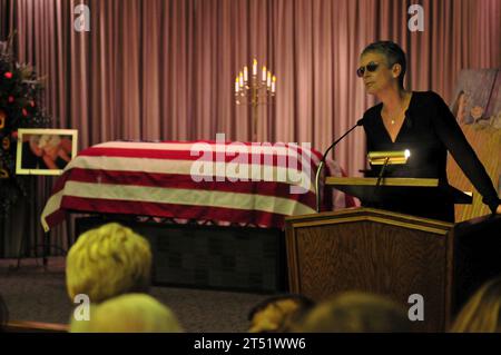 1010043659B-215 LAS VEGAS (4 ottobre 2010) l'attrice Jamie Lee Curtis parla al funerale di suo padre, Tony Curtis a Las Vegas. Tony Curtis prestò servizio nella Marina degli Stati Uniti durante la seconda guerra mondiale, fu un attore candidato all'Oscar e un forte sostenitore della Marina. Marina Foto Stock