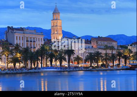 Skyline di Spalato illuminato al tramonto in Dalmazia, Croazia Foto Stock