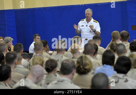 0908238273J-115 MANAMA, Bahrein (23 agosto 2009) Capo delle operazioni navali (CNO) l'Amm. Gary Roughead parla con e risponde alle domande dei marinai durante una chiamata a mani libere durante una visita al comando centrale delle forze della Marina (NAVCENT) a Manama, Bahrain. Roughead si trova nell'area di responsabilità del comando centrale (CENTCOM) per incontrare la dirigenza senior e visitare marinai e marines. Marina Foto Stock