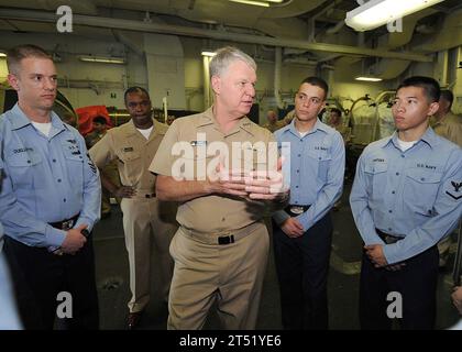 0908196233H-060 PACIFIC OCEAN (19 agosto 2009) Chief of Naval Operations (CNO) l'ammiraglio Gary Roughead parla con i marinai nel jet shop a bordo della portaerei USS George Washington (CVN 73). Roughead si trova nell'area di responsabilità della settima flotta degli Stati Uniti e partecipa alla revisione internazionale della flotta indonesiana, che commemora il 64° anniversario dell'indipendenza indonesiana. George Washington è l'unica portaerei schierata permanentemente in avanti della Marina ed è in corso a sostegno della sicurezza e della stabilità nell'Oceano Pacifico occidentale durante il suo dispiegamento estivo inaugurale da Fleet Activities Yokosu Foto Stock