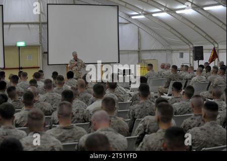 0908228273J-312 CAMP BEURING, Kuwait (22 agosto 2009) dopo aver incontrato i vertici senior assegnati alla 22nd Marine Expeditionary Unit (22MEU), Capo delle operazioni navali (CNO) l'ammiraglio Gary Roughead parla con e risponde alle domande dei marinai e dei Marines al Camp Beuring in Kuwait. Roughead si trova nell'area di responsabilità del comando centrale degli Stati Uniti per incontrare la dirigenza senior e visitare marinai e marines. Marina Foto Stock