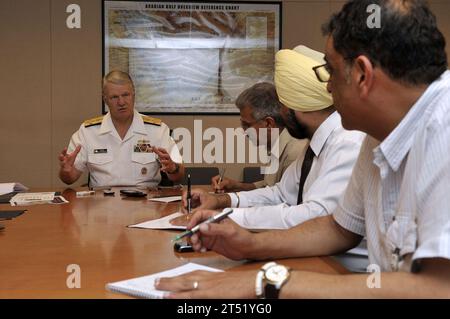 0908238273J-096 MANAMA, Bahrein (23 agosto 2009) Capo delle operazioni navali (CNO) l'ammiraglio Gary Roughead risponde alle domande dei media mentre visitava il comando centrale delle forze della Marina (NAVCENT) a Manama, Bahrein. Roughead si trova nell'area di responsabilità del comando centrale (CENTCOM) per incontrare la dirigenza senior e visitare marinai e marines. Marina Foto Stock