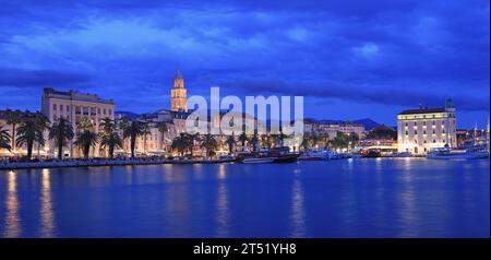 Skyline di Spalato illuminato al tramonto in Dalmazia, Croazia Foto Stock