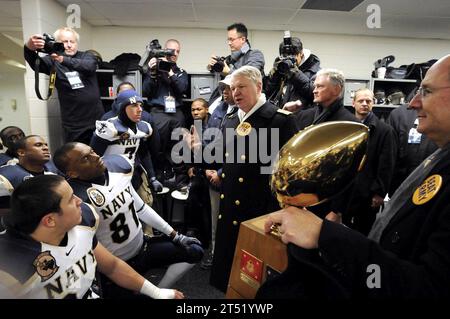 0812068273J-458 PHILADELPHIA (6 dicembre 2008) Capo delle operazioni navali (CNO) Adm. Gary Roughead, centro, e Segretario della Marina (SECNAV) l'onorevole Donald C. Winter, all'estrema destra, si congratulano con i Midshipmen dell'Accademia Navale degli Stati Uniti per la loro vittoria del 34-0 sui Black Knights dell'Accademia militare degli Stati Uniti alla 109a partita annuale di football del college Army-Navy al Lincoln Financial Field di Filadelfia. Marina Foto Stock