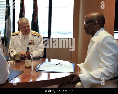 0904068273J-050 PRETORIA, Sud Africa (6 aprile 2009) Capo delle operazioni navali (CNO) Adm. Gary Roughead, a sinistra, incontra il Vice Ministro della difesa Sig. Fezile Bhengu, a destra, durante una chiamata in conferenza presso il quartier generale della difesa a Pretoria, Sud Africa. In qualità di primo CNO a visitare il Sudafrica, Roughead ha incontrato alti dirigenti per continuare a costruire partenariati di coalizione e discutere la formazione e la cooperazione in materia di sicurezza marittima nella regione. Marina Foto Stock