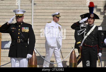 1010068273J-037 NAPOLI, Italia (6 ottobre 2010) Capo delle operazioni navali (CNO) l'ammiraglio Gary Roughead partecipa alla cerimonia di cambio di comando delle forze navali USA Europa-Africa a Napoli, Italia. Samuel J. Locklear, III, sostituì Mark P. Fitzgerald come comandante, U.S. Naval Forces Europe-Africa. Marina Foto Stock