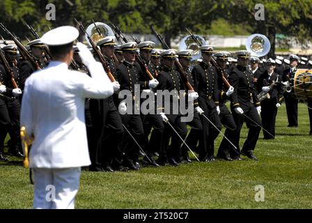 0705210696M-105 ANNAPOLIS, Md (21 maggio 2007) - Capo delle operazioni navali (CNO) l'amministratore delegato Mike Mullen è un ufficiale di revisione alla Dedication Parade del 2007 presso la United States Naval Academy. La prima sfilata formale della settimana di messa in servizio onora la facoltà dell'accademia e si concluderà con la laurea al Navy-Marine Stadium venerdì 25 maggio. Marina degli Stati Uniti Foto Stock