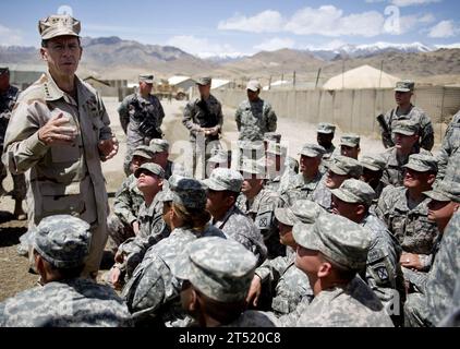 0904220696M-171 KABUL, Afghanistan (22 aprile 2009) Presidente del Joint Chiefs of staff Adm. Mike Mullen parla con i soldati assegnati alla Forward Operating base Airborne, Afghanistan. Mullen partecipa a un tour di sei giorni nell'area di responsabilità del comando centrale degli Stati Uniti, accompagnando un tour dell'uso, incontrando le controparti e le truppe in visita. Marina Foto Stock