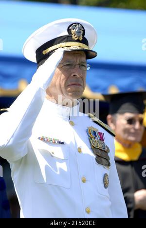 0705210696M-055 ANNAPOLIS, Md (21 maggio 2007) - Capo delle operazioni navali (CNO) l'amministratore delegato Mike Mullen è un ufficiale di revisione alla Dedication Parade del 2007 presso la United States Naval Academy. La prima sfilata formale della settimana di messa in servizio onora la facoltà dell'accademia e si concluderà con la laurea al Navy-Marine Stadium venerdì 25 maggio. Marina degli Stati Uniti Foto Stock