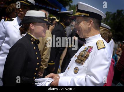 0705210696M-118 ANNAPOLIS, Md (21 maggio 2007) - il capo delle operazioni navali (CNO) l'ammiraglio Mike Mullen parla con i Midshipmen 1st Class Jennifer Rounds da Riverside, California, alla conclusione della Dedication Parade del 2007 presso la United States Naval Academy. La prima sfilata formale della settimana di messa in servizio onora la facoltà dell'accademia e si concluderà con la laurea al Navy-Marine Stadium venerdì 25 maggio. Marina degli Stati Uniti Foto Stock