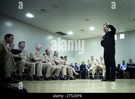 0612130696M-310 New Orleans (12 dicembre 2006) - Capo delle operazioni navali (CNO) l'amministratore delegato Mike Mullen tiene una chiamata a tutte le mani con i marinai assegnati alla Naval Air Station Joint Reserve base di New Orleans. Marina degli Stati Uniti Foto Stock