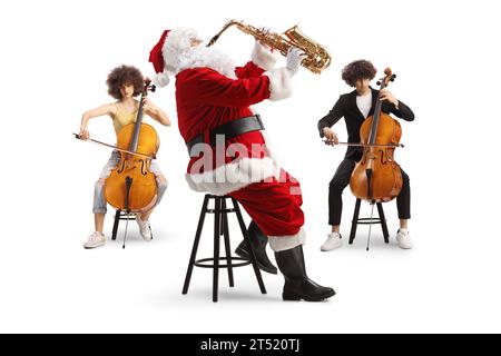 Babbo natale che suona un sassofono e un giovane e una donna che suona il violoncello isolato su sfondo bianco Foto Stock