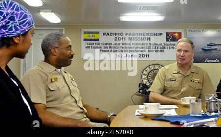 110726ZZ999-007 PEARL HARBOR (26 luglio 2011) l'ammiraglio Patrick M. Walsh, comandante della U.S. Pacific Fleet, parla con il capitano Jesse A. Wilson, comandante della missione Pacific Partnership 2011 e il personale a bordo della nave da trasporto anfibio USS Cleveland (LPD 7). Cleveland è il fiore all'occhiello della Pacific Partnership 2011. (Marina degli Stati Uniti Foto Stock