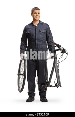 Meccanico della bicicletta che tiene parti di una bicicletta isolate su sfondo bianco Foto Stock