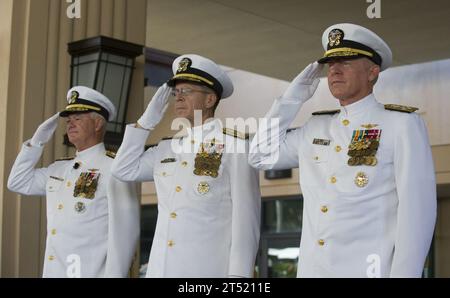 0910198623G-094 CAMP H.M. SMITH, Hawaii (19 ottobre 2009) Adm. Robert F. Willard, a sinistra, comandante in arrivo dello U.S. Pacific Command, Adm. Mike Mullen, presidente dei Joint Chiefs of staff e Adm. Timothy J. Keating, il comandante uscente dello U.S. Pacific Command rende onore durante il canto dell'inno nazionale in una cerimonia di cambio di comando tenutasi a Camp H.M. Smith, Hawaii. Marina Foto Stock