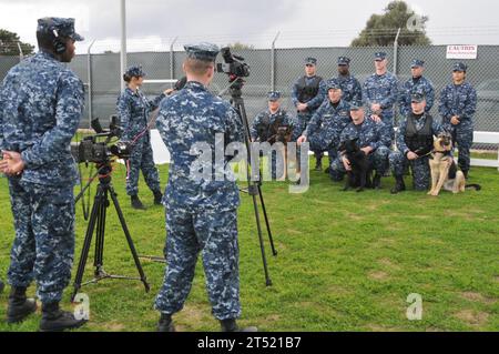 111207M0201-042 SOUDA BAY, Grecia (07 dic. 2011) l'Adm. Samuel J. Locklear III, comandante delle forze navali statunitensi Europa-Africa e comandante delle forze alleate Joint Forces Command Napoli, è raggiunto dai marinai assegnati a un'unità militare di cani da lavoro, per la registrazione del suo messaggio natalizio al teatro operativo durante una visita a Souda Bay. La visita di Locklear includeva un breve tour presso il NATO Maritime Interdiction Operation and Training Center gestito dalla Marina ellenica. (Marina degli Stati Uniti Foto Stock