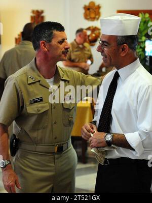 0909269552I-009 SIGONELLA, Sicilia (26 settembre 2009) Vice Adm. Michael C. vitale, comandante del comando installazioni navali, saluta un operaio della galea italiana presso la stazione aeronavale Sigonella. Questo è il primo tour di vitale nelle installazioni europee sotto il suo comando. Marina Foto Stock