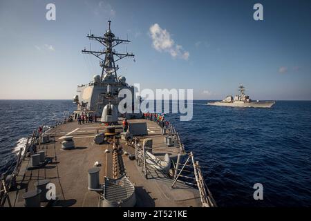 Mar Mediterraneo. 16 ottobre 2023. I cacciatorpediniere a missili guidati classe Arleigh Burke USS Carney (DDG 64), a sinistra, e USS Ramage (DDG 61), a destra, salpano insieme per un rifornimento in mare con la nave cargo e munizioni classe Lewis e Clark USNS Medgar Evers (T-AKE 13), il 16 ottobre 2023. Carney è attualmente parte del Gerald R. Ford Carrier Strike Group. Il gruppo di sciopero è impegnato in uno schieramento programmato che conduce operazioni di routine nell'area delle operazioni delle forze navali statunitensi in Europa, impiegato dalla Sesta flotta degli Stati Uniti per difendere gli interessi degli Stati Uniti, degli alleati e dei partner. (Immagine di credito: © Aaron Foto Stock