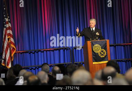 1002048273J-212 SAN DIEGO (4 febbraio 2010) Capo delle operazioni navali (CNO) l'amministratore delegato Gary Roughead pronuncia osservazioni durante la Armed Forces Communications and Electronics Association e la U.S. Naval Institute West Conference a San Diego. Marina Foto Stock