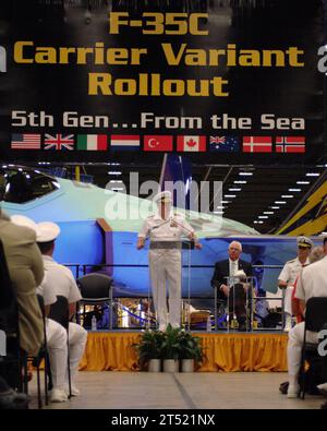 0907284781D-001 FORT WORTH, Texas (28 luglio 2009) il capo delle operazioni navali Gary Roughead si rivolge alla folla in una cerimonia nello stabilimento di Lockheed MartinХs Fort Worth per celebrare il lancio del NavyХs primo caccia stealth degli Stati Uniti, l'F-35C Lightning II Il velivolo permetterà alla Marina di possedere capacità di caccia di AmericaХs generazione in mare, estendendo la portata e riducendo la linea temporale da minaccia a risposta.Marina Foto Stock