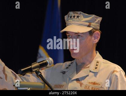 0807059909C-005 ATTIVITÀ DI SUPPORTO NAVALE, Bahrain (5 luglio 2008) Vice Adm. Kevin Cosgriff si rivolge agli ospiti durante una cerimonia di cambio di comando presso l'attività di supporto navale del Bahrain. Il vice amministratore William Gortney sostituì Cosgriff come comandante, U.S. Naval Forces Central Command/U.S. 5th Fleet/Combined Maritime Forces. Mentre era al comando per 17 mesi, Cosgriff guidò più di 25.000 forze statunitensi e della coalizione che operano continuamente nella regione per fornire sicurezza, difendere contro l'estremismo violento e fornire supporto alle operazioni Iraqi Freedom e Enduring Freedom. Marina degli Stati Uniti Foto Stock