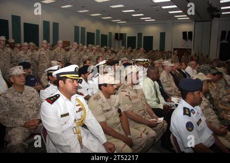 0807059167V-004 ATTIVITÀ DI SUPPORTO NAVALE, Bahrain (5 luglio 2008) Coalizione e forze statunitensi partecipano a una cerimonia di cambio di comando presso Naval Support Activity Bahrain. Il vice amministratore William Gortney sostituì Cosgriff come comandante, U.S. Naval Forces Central Command/U.S. 5th Fleet/Combined Maritime Forces. Mentre era al comando per 17 mesi, Cosgriff guidò più di 25.000 forze statunitensi e della coalizione che operano continuamente nella regione per fornire sicurezza, difendere contro l'estremismo violento e fornire supporto alle operazioni Iraqi Freedom e Enduring Freedom. Marina degli Stati Uniti Foto Stock