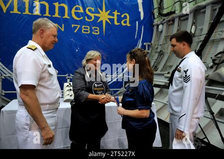 110520ZB612-424 NEWPORT NEWS, VA.. (20 maggio 2011) Capo delle operazioni navali (CNO) l'ammiraglio Gary Roughead, e lo sponsor della nave, Ellen Roughead, ringraziano i membri dell'equipaggio e le loro famiglie alla cerimonia di posa della chiglia della Pre-Commissioning Unit (PCU) Minnesota a Newport News, Virginia Il Minnesota è il decimo sottomarino della classe Virginia in costruzione. Marina Foto Stock