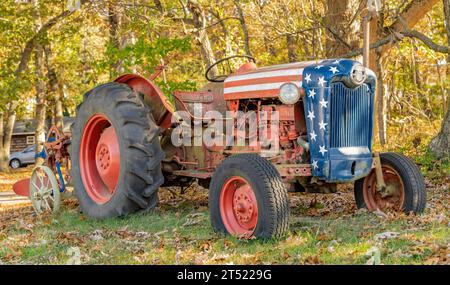 vecchio trattore ford 800 parcheggiato presso un'area di sosta Foto Stock