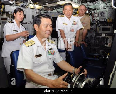 0905135013K-064 YOKOSUKA, Giappone (13 maggio 2009) Vice Adm. Tohru Izumi, comandante in capo, Self-Defense Fleet, Japan Maritime Self-Defense Force (JMSDF), siede al pannello di controllo della nave a bordo della USS Seawolf (SSN 21). Izumi, Vice Adm. Mikio Nagata, comandante, Fleet Submarine Force, JMSDF; e Vice Adm. John M. Bird, comandante, US 7th Fleet, stanno girando Seawolf mentre è in porto. (Marina degli Stati Uniti Foto Stock