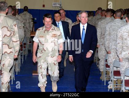 0908046430T-108 MANAMA, Bahrein (4 agosto 2009) Segretario della Marina (SECNAV) l'onorevole Ray Mabus, Right, e Vice Adm. Bill Gortney, Comandante, U.S. Naval Forces Central Command partono una chiamata all-Hands a Naval Support Activity Bahrain. Mabus ha parlato con marinai e marines su una varietà di argomenti tra cui potenziamenti individuali, personale addetto, ritorno dipendente in Bahrein e qualità della vita. Questa fu la prima visita di Mabus in Bahrein da quando divenne Segretario della Marina il 18 luglio. Marina Foto Stock