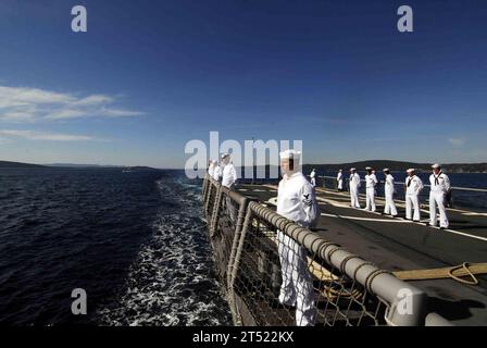 1006247638K-042 SPLIT, CROAZIA (24 giugno 2010) i marinai a bordo della fregata missilistica guidata classe Oliver Hazard Perry USS Taylor (FFG 50) guidano i binari mentre la nave arriva a Spalato, in Croazia. Taylor sta partecipando alla Partnership of Adriatic Mariners durante un dispiegamento programmato nell'area di responsabilità della 6th Fleet degli Stati Uniti. Marina Foto Stock