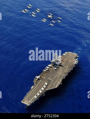 0910183610L-087 PACIFIC OCEAN (18 ottobre 2009) velivoli assegnati al Carrier Air Wing (CVW) 14 eseguono un flyby con formazione di diamanti sulla portaerei USS Ronald Reagan (CVN 76) durante una dimostrazione di potenza aerea Tiger Cruise. Amici e familiari dei marinai assegnati alla nave si imbarcarono a Pearl Harbor. Il Ronald Reagan Carrier Strike Group è impegnato in un impiego di routine nell'area di responsabilità della 3rd Fleet. Marina Foto Stock