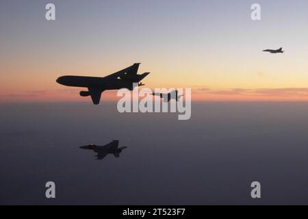 0912075781T-001 AFGHANISTAN (7 dicembre 2009) F/A-18F Super Hornets assegnati al Black Aces of Strike Fighter Squadron (VFA) 41 e F/A-18E Super Hornets assegnati ai Tophatters di rifornimento VFA-14 da un aereo cisterna dell'Air Force KC-10 Extender sopra l'Afghanistan. Gli squadroni da combattimento fanno parte del Nimitz Carrier Strike Group e sono in dispiegamento nell'area di responsabilità della 5th Fleet degli Stati Uniti a supporto dell'operazione Enduring Freedom. (Marina degli Stati Uniti Foto Stock