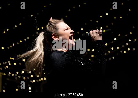 Essen, Germania. 2 novembre 2023. Danny e le ragazze si esibiscono al mercatino di Natale di Essen-Steele, Germania. Crediti: Sarah Lobin/Alamy Live News. Foto Stock