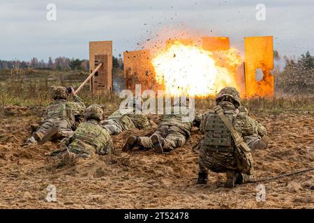 Adazi, Lettonia. 28 ottobre 2023. Soldati dell'esercito degli Stati Uniti con 9th Brigade Engineer Battalion, 2nd Armored Brigade Combat Team, 3rd Infantry Division, supporto NATO Enhanced Forward Presence Battle Group Poland (EFP Polonia), si sono Uniti ad altre truppe multinazionali provenienti da Albania, Canada, Repubblica Ceca, Germania, Italia, Lettonia, Lituania, Polonia, Spagna e Regno Unito con EFP Lettonia per esercitazione Verboom ad Adazi, Lettonia, 28 ottobre 2023. Durante l'esercitazione Verboom, gli ingegneri statunitensi hanno sostenuto EFP Lettonia costruendo una carica improvvisata della maniglia della portiera per dimostrare come infiltrarsi in una porta chiusa a chiave. La Foto Stock