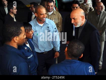 0812118822R-010 GOLFO DELL'OMAN (11 dicembre 2008) Afghanistan il presidente Hamid Karzai si rivolge ai marinai giovedì 11 dicembre 2008 nella baia hangar della portaerei classe Nimitz USS Theodore Roosevelt (CVN 71). Karzai visitò Theodore Roosevelt per capire meglio come la Marina degli Stati Uniti conduceva le operazioni in mare. Theodore Roosevelt e imbarcato Carrier Air Wing (CVW) 8 sono schierati nell'area di responsabilità della 5th Fleet. Marina Foto Stock