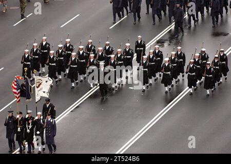 0901114657D-032 WASHINGTON (11 gennaio 2009) la Guardia cerimoniale della Marina marcia nella prova inaugurale della Parata presidenziale del 2009 a Washington. Più di 5.000 uomini e donne in uniforme stanno fornendo supporto cerimoniale militare all'inaugurazione presidenziale, una tradizione che risale all'inaugurazione di George Washington del 1789. Marina Foto Stock