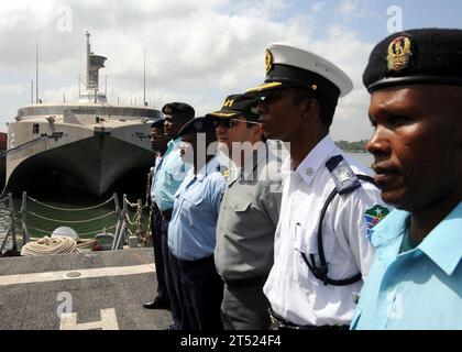 1001151429M-027 MOMBASA, Kenya (15 gennaio 2010) lo staff internazionale dell'Africa Partnership Station (APS) si è formato durante una conferenza stampa APS East a bordo della fregata missilistica guidata USS Nicholas (FFG 47). L'APS East è arrivato in Kenya l'11 gennaio 2010 a bordo di Nicholas e della piattaforma orientale Swift (HSV 2) della Africa Partnership Station (APS) per partecipare agli scambi marittimi e agli impegni culturali. Marina Foto Stock