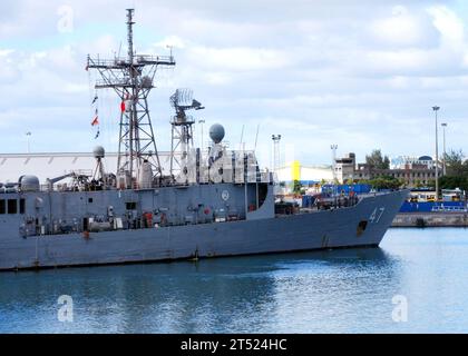 1002218463W-096 PORTO LOUIS, Mauritius (21 febbraio 2010) la fregata missilistica guidata USS Nicholas (FFG 47) arriva a Port Louis, Mauritius durante una visita al porto East della Africa Partnership Station. Africa Partnership Station è un'iniziativa internazionale sviluppata da Naval Forces Europe e Naval Forces Africa per migliorare la sicurezza marittima in Africa occidentale e centrale. Marina Foto Stock