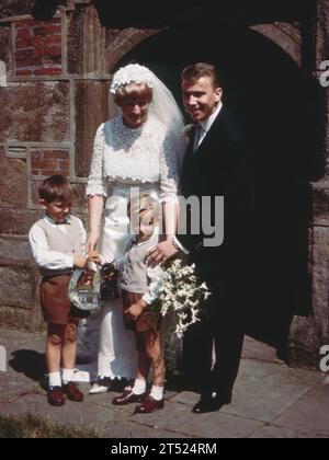 INGHILTERRA, Regno Unito: Un vecchio film di diapositive a colori di un matrimonio in Inghilterra negli anni '1960 o '1970 Foto Stock