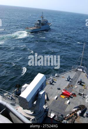 1004176138K-685 OCEANO ATLANTICO (17 aprile 2010) la nave di pattuglia offshore classe Servola della marina spagnola SPS Centinela (P 72) manovra in avanti rispetto alla nave da sbarco anfibio classe Whidbey Island USS Gunston Hall (LSD 44). Gunston Hall è in una missione programmata in Africa occidentale a sostegno dell'Africa Partnership Station West, un'iniziativa internazionale sviluppata dalle forze navali statunitensi Europa e dalle forze navali statunitensi Africa per migliorare la sicurezza marittima e la sicurezza nel continente africano. Marina Foto Stock