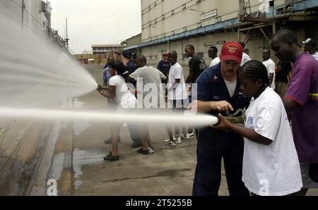 Africa Partnership Station, APS, vigili del fuoco, Lagos, Maritime Safety and Security, Nigeria, USS Nashville (LPD 13) Foto Stock