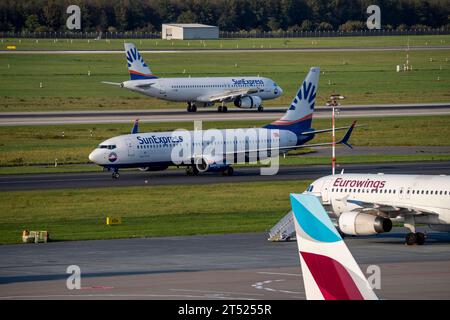 Flughafen Düsseldorf, SunExpress, Boeing 737 Flieger nach der Landung und auf dem Taxiway, Luftverkehr DUS *** aeroporto di Düsseldorf, SunExpress, Boeing 737 aereo dopo l'atterraggio e sulla pista di rullaggio, traffico aereo DUS credito: Imago/Alamy Live News Foto Stock