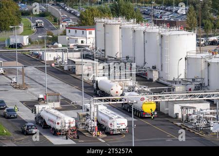 Flughafen Düsseldorf, Tanklager, hier werden die Tankwagen gefüllt, Die das Flugbenzin, Kerosin, zu den Fliegern bringen um sie betanken, Skytanking, Luftverkehr DUS *** Düsseldorf Airport, FUEL Depot, qui le petroliere sono riempite, che portano il carburante aereo, kerosene, agli aerei per rifornirli, skytanking, traffico aereo credito DUS: Imago/Alamy Live News Foto Stock