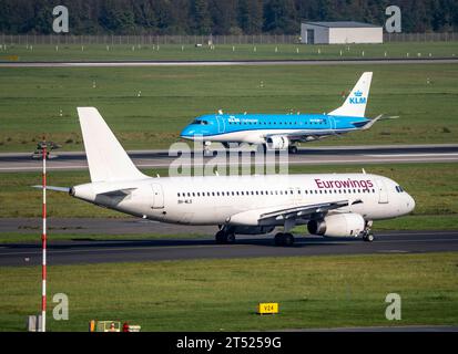 Flughafen Düsseldorf, KLM Cityhopper, Embraer ERJ-175 landet, Eurowings Flieger auf Taxiway, Luftverkehr DUS *** Aeroporto di Düsseldorf, KLM Cityhopper, Embraer ERJ 175 atterra, Eurowings aereo su pista di rullaggio, traffico aereo DUS credito: Imago/Alamy Live News Foto Stock