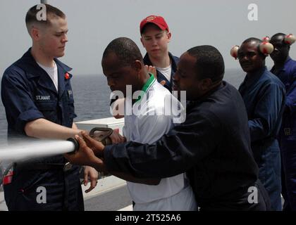 0902131655H-020 OCEANO ATLANTICO (13 febbraio 2009) Africa Partnership Station ha imbarcato i tirocinanti che esercitano a bordo di una manichetta antincendio a bordo della nave da carico anfibio USS Nashville (LPD 13) durante l'addestramento per il controllo dei danni. I marinai dell'Africa occidentale, provenienti dal Benin, dal Ghana e dal Togo, sono imbarcati a bordo di Nashville per tre settimane. Nashville è schierata come parte dell'Africa Partnership Station 2009, un'iniziativa internazionale sviluppata da Naval Forces Europe e Naval Forces Africa, che mira a collaborare con gli Stati Uniti e i partner internazionali per migliorare la sicurezza marittima e la sicurezza per il continente Foto Stock