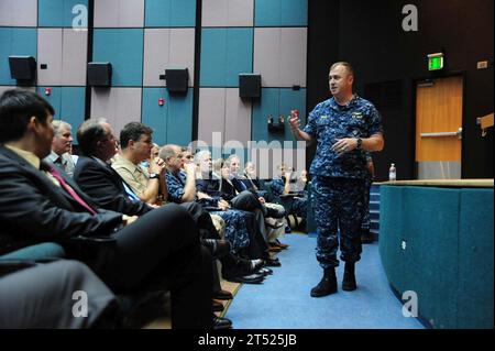 1009037526R-010 NAPOLI, Italia (3 settembre 2010) retroguardia Tony Gaiani, comandante della regione Marina Europa, Africa, Sud-ovest (CNREURAFSWA), si rivolge ai membri dello staff della regione presso l'attività di supporto navale Napoli, Italia, durante la sua prima chiamata a tutte le mani. Gaiani assunse il comando di CNREURAFSWA il 20 agosto. Marina Foto Stock