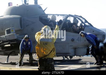 AH-1W Super Cobra, aerei, soccorsi in caso di disastro, elicottero, aiuti umanitari, Pakistan, marinai, Marina degli Stati Uniti, USS Kearsarge (versione con guida a sinistra 3) Foto Stock
